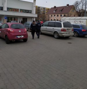 Dwie policjantki, które idą do sklepu na kontrolę