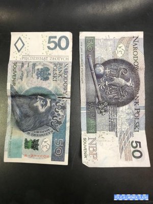 Zdjęcie przedstawia dwa banknoty o nominale 50 złotych z napisem souvenir