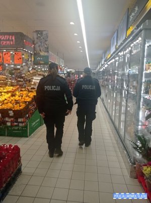 Dwie policjantki podczas kontroli marketu