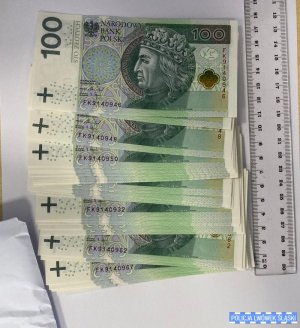 Zdjęcie przedstawia banknoty stu złotowe o łącznej wartości pięciu tysięcy złotych