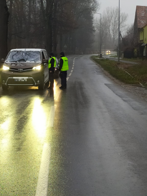 Zdjęcie przedstawia dwóch funkcjonariuszy podczas badania trzeźwości