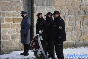 Zdjęcie przedstawia delegację funkcjonariuszy policji z Lwówka Śląskiego