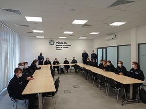 „Od ucznia do policjanta”- klasa policyjna odwiedziła lwówecką komendę