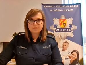 Policjantka podczas prowadzenia spotkania online