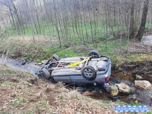 Pojazd koloru srebrnego w strumieniu na dachu