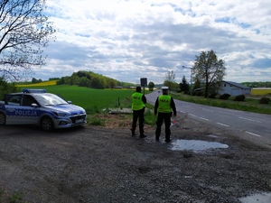 Policjant dokonujący pomiaru prędkości