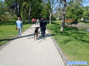 Pies służbowy z policjantką podczas patrolu parku