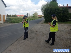 Zdjęcie przedstawia dwie policjantki podczas kontroli prędkości