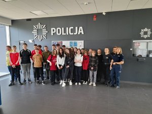 Zdjęcie uczniów i policjantki pod napisem policja