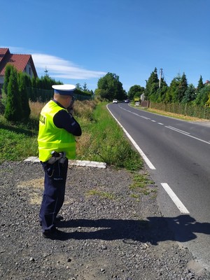 Policjant dokonuje pomiaru prędkości