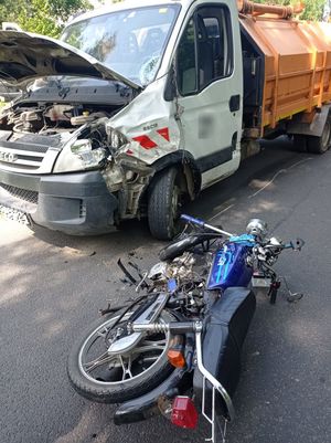 Śmieciarka i motorower biorący udział w zderzeniu