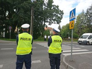 Dwóch policjantów przy przejściu dla pieszych