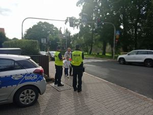 Dwóch policjantów przy sygnalizatorze świetlnym