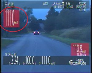 Zdjęcie z wideorejestratora przedstawiające poruszający się pojazd z prędkością 111 km/h