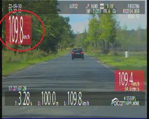 Zdjęcie z wideorejestratora przedstawiające poruszający się pojazd z prędkością 109 km/h