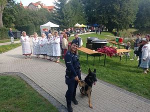 policjantka z psem w parku