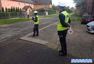 Policjantka z radarem i policjant w asyście