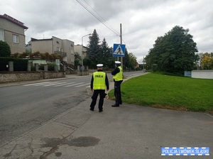 Dwóch policjantów przy przejściu dla pieszych