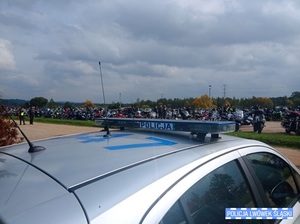 Sygnały policja a w tle motocykle