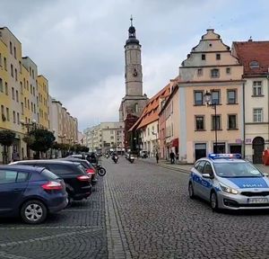 Radiowóz prowadzi paradę motocykli