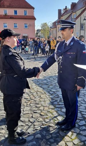 Komendant gratuluje uczennicy