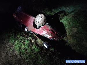 Przód pojazdu osobowego koloru bordowego na dachu