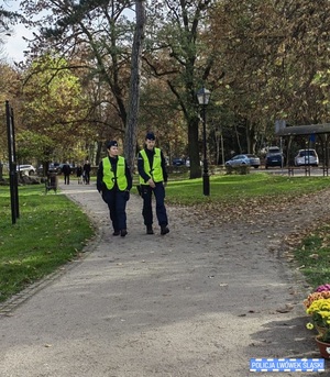 Policjantki patrolują w pobliżu cmentarza