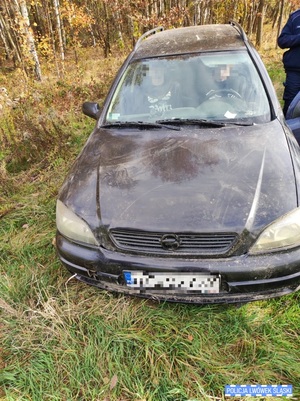 Sprawcy kradzieży siedzą w samochodzie koloru ciemnego