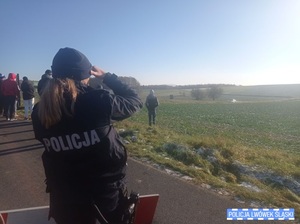 Policjantka obserwująca trasę przejazdu