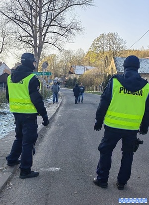 Policjant i Strażnik Miejski przy trasie przejazdu