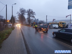 Policjanci podczas kontroli trzeźwości kierujących