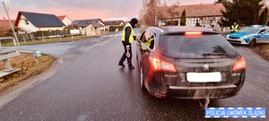 policjanci sprawdzają trzeźwość kierującego pojazdem osobowym