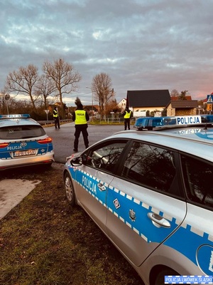 Trzech policjantów na drodze, dwa radiowozy