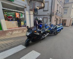 Policjant kontroluje motocykl przy drodze