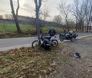 Policjant kontroluje motocykl przy drodze