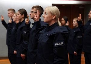 Nowi dolnośląscy policjanci, w tym policjant z Lwówka Śląskiego, wypowiedzieli słowa roty ślubowania