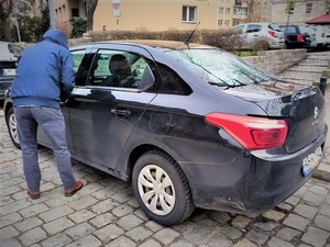Kilka porad dolnośląskich policjantów, aby uniknąć kradzieży lub włamania do samochodu