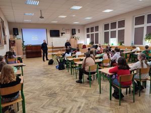 Policjanci z lwóweckiej komendy rozmawiali z uczniami o hejcie