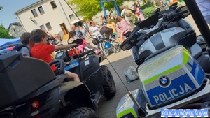 Policyjny quad i motocykl na festynie wśród dzieci