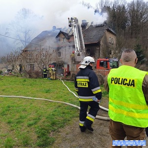Lwóweccy policjanci zabezpieczali miejsce pożaru domu.