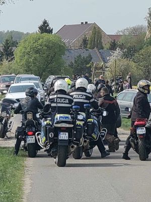 Parada motocyklistów na rozpoczęcie sezonu motocyklowego z eskortą lwóweckiej drogówki