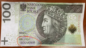 Gryfowscy policjanci zatrzymali mężczyznę, który chciał zapłacić zabawkowym banknotem. Jego nieletni kolega wpadł z narkotykami