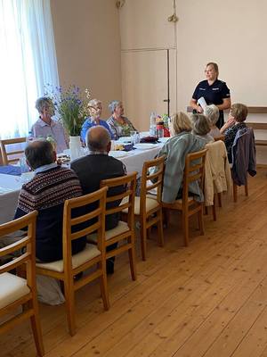 Policjantka rozmawiała z seniorami w ramach kampanii #ZnamTeNumery