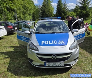 Policjanci wraz z Komisarzem Lwem na rodzinnym festynie we Wleniu