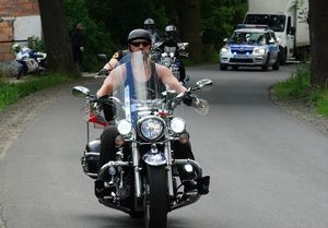 Policjanci zabezpieczyli paradę motocykli w ramach XII Zlotu Motocyklowego w gminie Lwówek Śląski