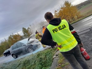 Policyjny instynkt nie zawiódł - lwóweccy policjanci ewakuowali rodzinę z płonącego samochodu
