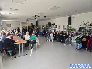 Policjanci, seniorzy i uczniowie razem o bezpieczeństwie – spotkanie w ramach konkursu „Odblaskowa Szkoła” w Gryfowie Śląskim