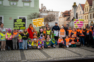 „Noś odblaski – świeć przykładem!” Uczniowie z Gryfowa Śląskiego w akcji na rzecz bezpieczeństwa pieszych