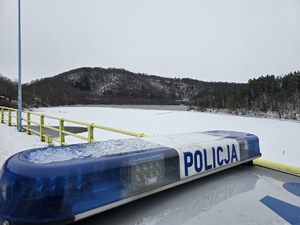 Niebezpieczny lód – policjanci apelują o rozwagę nad zamarzniętymi zbiornikami wodnymi