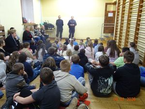 Bezpieczne ferie i odpowiedzialność w sieci – spotkanie policjantek z uczniami Szkoły Podstawowej w Pławnej Górnej